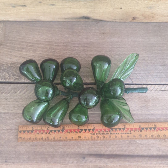 Vintage 1950s Mid Century Blown 12 Green Glass Grape Bunch Cluster with Leaves - Picture 6 of 6